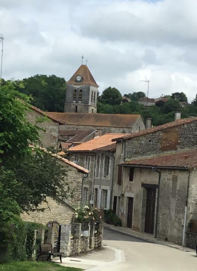 Bed and Breakfast La Vieille Maison Rose Nanteuil-en-Vallee Экстерьер фото